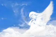 白色的天使坐在白云与蓝天的背景