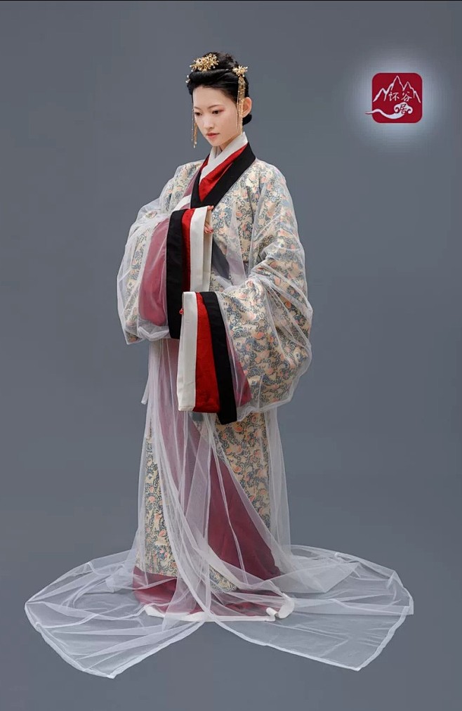 怀谷居仿马王堆曲裾袍外穿为素纱襌衣