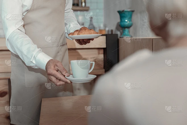 特写的服务员，服务的食物