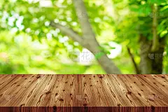 透视空木制桌面与白色背景。包括剪辑路径的产品显示蒙太奇或设计布局。