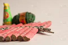 排灯节的火在孤立的背景上工作。这个节日在每年的10月在印度庆祝，这是最受欢迎的印度教节日庆祝全国各地