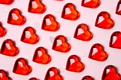 鲜红的心映衬着明亮的背景。情人节的主题。