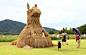 图集：谷草动物

  
  
  
嗯，据说，日本的农民在每年的水稻收割之后，都会用晾干的稻草来进行艺术创作，将它们堆成各种巨大的人或者动物造型，以显示自己与众不同的品味——还挺欢乐的，至少比堆在地上烧掉来得环保~

(10张)