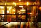 木质桌子的顶部与模糊的橙色灯光派对在酒吧或酒吧背景