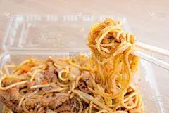 “炒面”是日本人喜欢吃的一道菜。