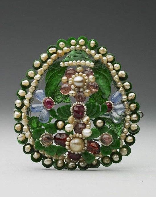 这是一款清代的珠翠宝石饰品，由碧玉、珍珠...