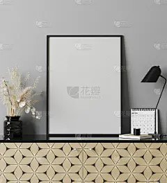 模型海报框架在现代室内与灰色墙壁，台灯，日历和金色印刷抽屉柜，家庭办公橱柜内部，3d渲染