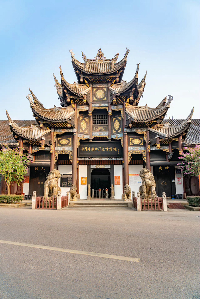 自贡西秦会馆，国保第3批 现为自贡盐业历史博物馆 古建筑超话 西秦会馆，为清初由陕西籍盐商集资兴建，兼具关帝庙及会馆功能。大门为四重屋檐的楼阁 ...