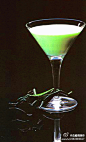 蚱蜢Grasshopper
材料：绿色薄荷香甜酒60毫升、白色可可香甜酒60毫升、一比一60毫升 
制法：将所有材料与碎冰放入雪克杯，充分摇匀后，再将调制好的酒过滤倒入冷却的鸡尾酒杯中即可~