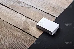 名片孤立在旧木头背景上