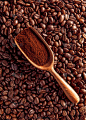 木勺和磨碎的咖啡豆背景