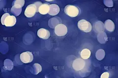 散景魔幻模糊背景。深蓝紫渐变。闪光纸屑模式。抽象的假日效应。节日蓝色夜光背景。