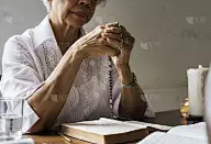 高级妇女祈祷信仰基督教