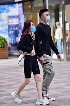 春天穿着短裤就出来逛街，这是期盼夏季早点到来么？也不怕冷