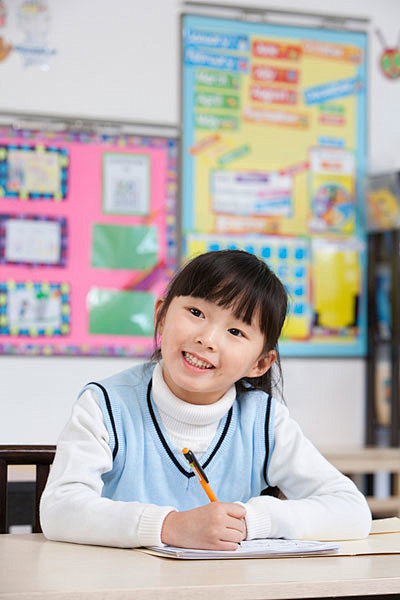 小学生在写作业