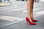 Chiara Ferragni去看秀的穿搭感觉很随意，又很有时尚感。最近想买的单品之一就是红色尖头鞋。连衣裙来自Valentino，Celine的黑色包包也很美。