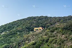 中国佛教寺院建筑位于浙江舟山普陀山东南莲花海的罗家山。罗家山是观音菩萨修行的地方