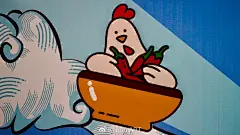 #插画##潮流##dribbble每日精选#
乐山主城区的顺城街本身是古朴老街，去年9月才启动“上中顺街区”改造项目，打造吸引年轻人消费的吃喝潮玩一条街。

街区到处都张贴着此系列的宣传海报，我真是太喜欢了！这个卡通形象从造型设计到夸张配色都很贴近国际上流行的“Dribble”插画风格，但又并不是走捷径 ​​​​...展开全文c