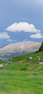 竖版蓝天远山草地