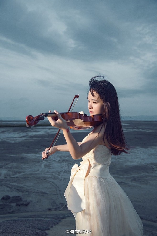 拉小提琴的妹子图虫摄影师波西米亚o网页链接