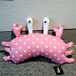 粉色波点螃蟹枕，创意可爱娃娃汽车头枕 汽车装饰内饰