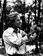 理查德·费曼Richard Feynman（1918年5月11日－1988年2月15日）美国著名的物理学家。1965年诺贝尔物理奖得主。
1986年调查美国挑战者号航天飞机一事, 用一杯冰水及一只橡皮环证明出事原因。