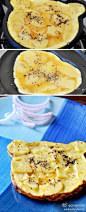 【DIY5分钟自制西班牙早餐饼】1.土豆切薄片，洋蔥切粒，鸡蛋打散；2.在锅中加入少许油，下入土豆片，7成熟后加盐，胡椒粉；3.加入鸡蛋液中；4.小煎锅抹油，将鸡蛋液和土豆一起倒入锅中，薄薄的一层就好不需要翻动，这样做出来的底部脆脆的，上面鸡蛋很绵软。