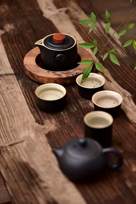 木板上的传统特色铁观音茶图片—正版木板上...
