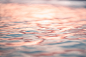 免费 涟漪海水反射着粉红色的傍晚的天空 素材图片