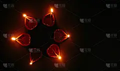 木质背景上的排灯节灯