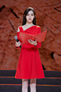 唐嫣在家乡上海登上诗歌朗诵会的舞台与30多位演艺名家一起深情朗诵，献上了一场精彩的诗歌表演 ​​​​