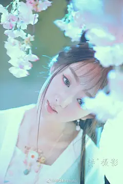 月色蒙胧灯火喧,
星光闪烁映兰轩.

上元节，河灯都点亮了.
月亮也升起来了，
天真懵懂的少女一边观灯，
一边寻觅灯火阑珊处的那个身影！

