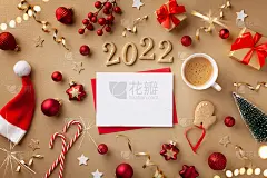空纸空白，一杯咖啡和2022号新年贺卡。礼品盒，圣诞假日装饰在金色背景顶视图和平lay。