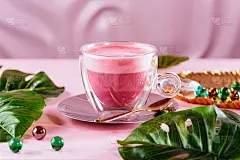 粉色抹茶拿铁加牛奶。时髦的饮料从火龙果粉