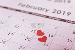 情人节贺卡。红心纸在日历页2月14日与副本空间