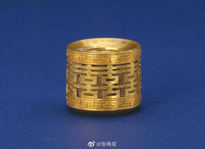 双喜纹晚清时代的流行纹样之下在首饰或衣料上常见双喜可以构成一种