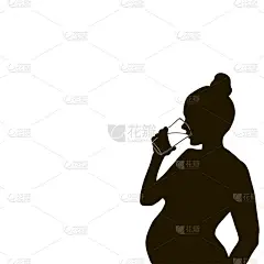 一名孕妇与一杯水的剪影