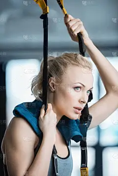 美丽健身女人休息期间培训 trx 健身带