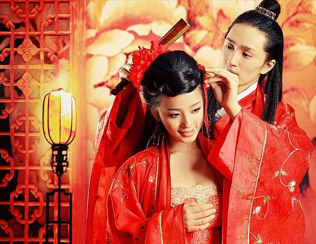 中式婚礼的流行，但朝代不同，新郎新娘的喜...