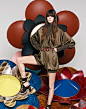 Fendi 带来 206 春夏系列宣传大片，被巨大花朵造型围绕的模特儿仿佛来到了童话的国度