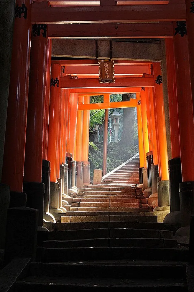 【日本建筑丨鸟居】 一种类似于中国牌坊的日式建筑，常设于通向神社的大道上或神社周围的木栅栏处。主要用以区分神域与人类所居住的世俗界，算是一种结 ...