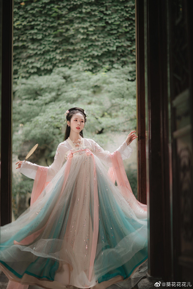 #探红尘# 一朵芙蕖，开过尚盈盈。

转...