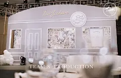 Dior风宝宝宴再次来袭！
高贵优雅的粉白灰
不失可爱的橱窗
似乎带我们来到香榭丽大道
小公主的满月宴每一个细节都不能放过哦 ​​​​