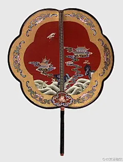 团扇，多为圆形，形状如满月，故有此名。又根据扇面的质地，有“纨扇”、“罗扇”、“绢扇”等别称。团扇自出现伊始历代沿用不衰，是中国最为传统的用扇形式。小伙伴们知道吗？团扇并不为女子所专用，在一些绘画作品如宋佚名《十八学士图》、宋赵佶《听琴图》中，描绘有男子用团扇的画面。