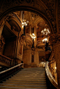 巴黎歌剧院是世界上最大的抒情剧场。歌剧院是由查尔斯·加尼叶于1861年设计的，是折衷主义登峰造极的作品，其建筑将古希腊罗马式柱廊、巴洛克等几种建筑形式完美地结合在一起，规模宏大，精美细致，金碧辉煌，被誉为是一座绘画、大理石和金饰交相辉映的剧院，给人以极大的享受。是拿破仑三世典型的建筑