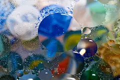 水面上漂浮着五颜六色的、黄色的油滴。