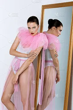 穿着紧身胸衣的漂亮女孩