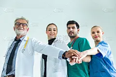 在医院的医疗理念，医生的姿态显示团队合作准备治愈患者，健康和医疗背景与复制空间。