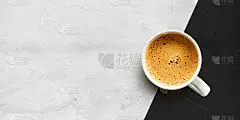 水泥桌上的咖啡杯