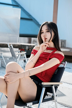 大雨不湿心゜采集到美女模特/精修写真/人像摄影/光影参考/动态姿势